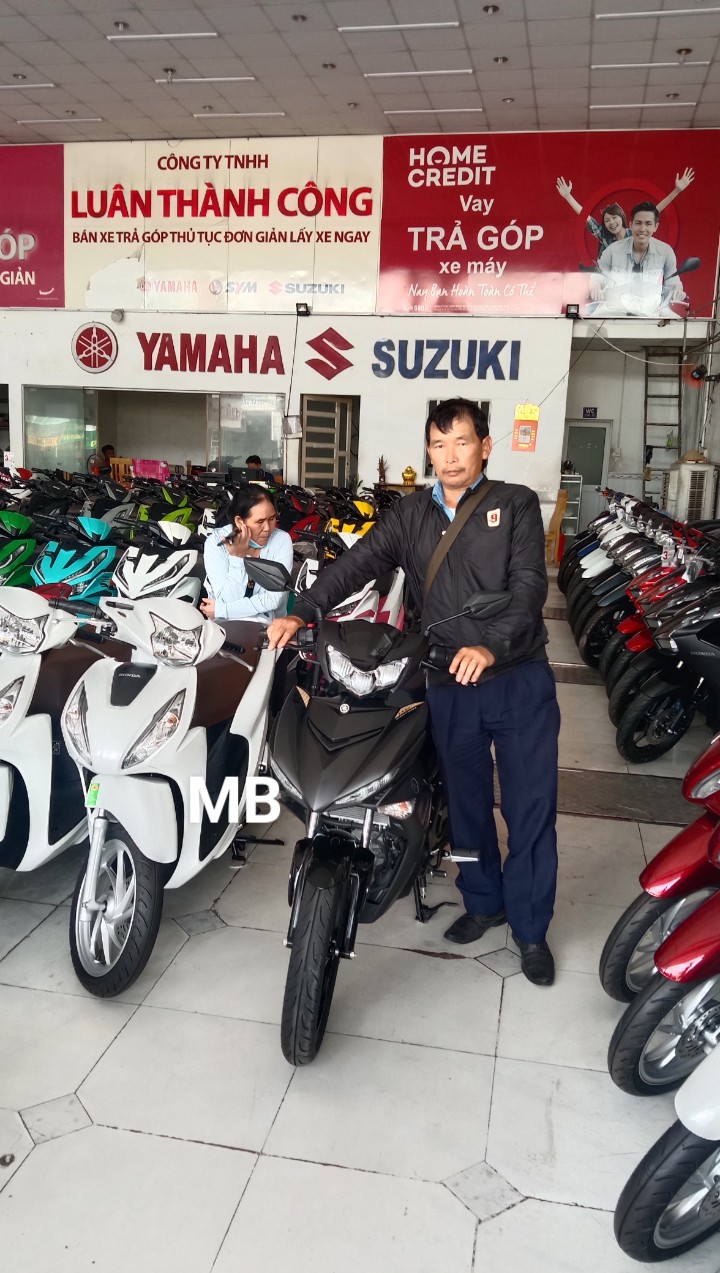 Khách hàng nhận xe tại showroom Xe Máy Luân Thành Công, Bình Dương