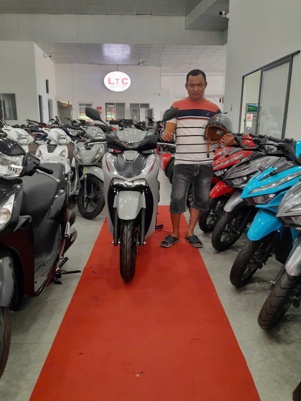 Khu tư vấn khách hàng tại Xe Máy Luân Thành Công