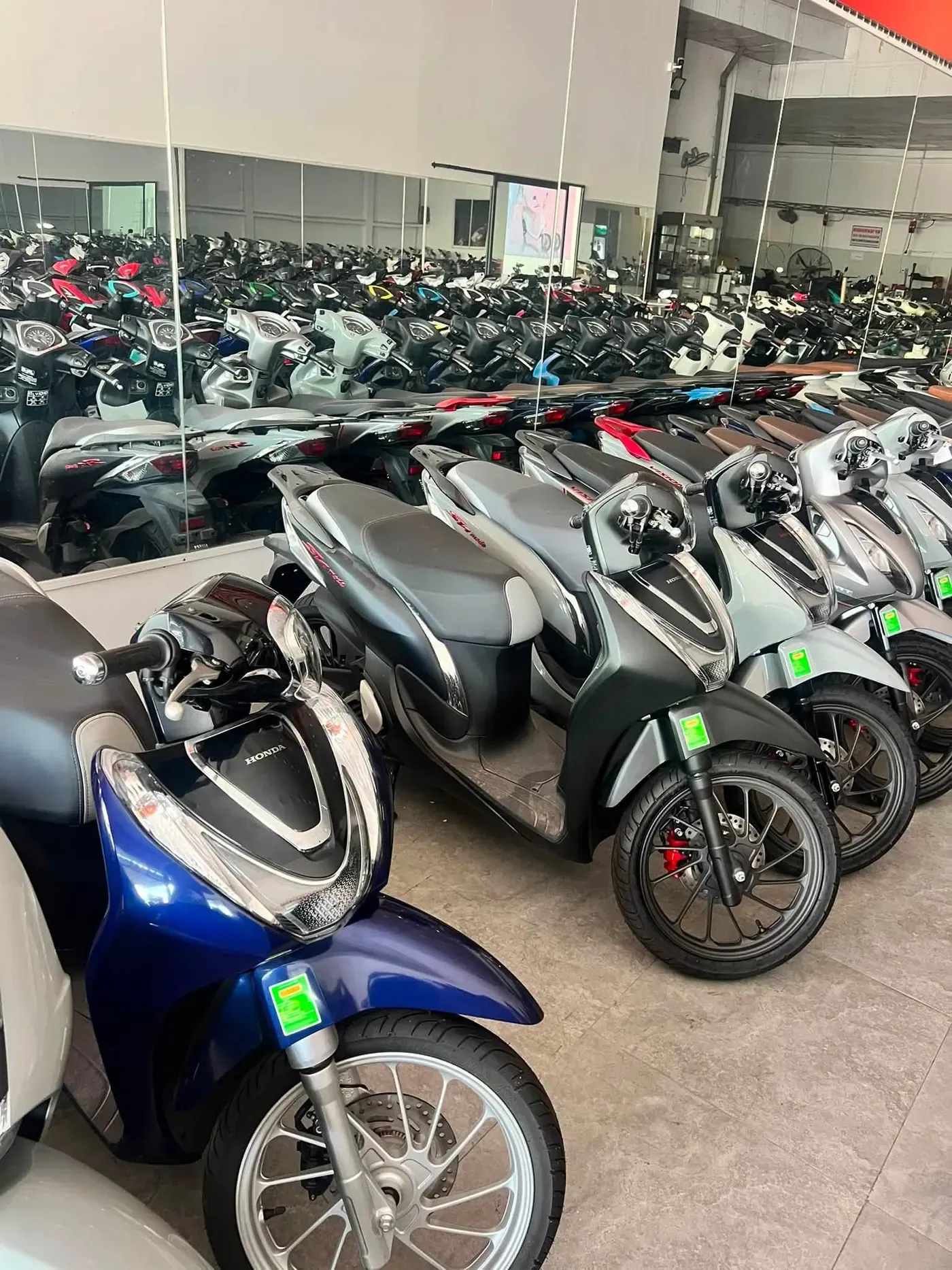 Dàn Honda SH Mode nhiều màu tại showroom Luân Thành Công Thuận An