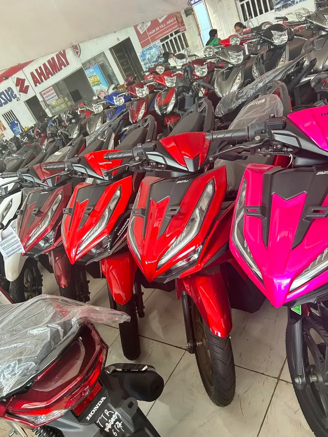 Dàn Honda Vario đỏ hồng tại showroom Luân Thành Công Thủ Khoa Huân