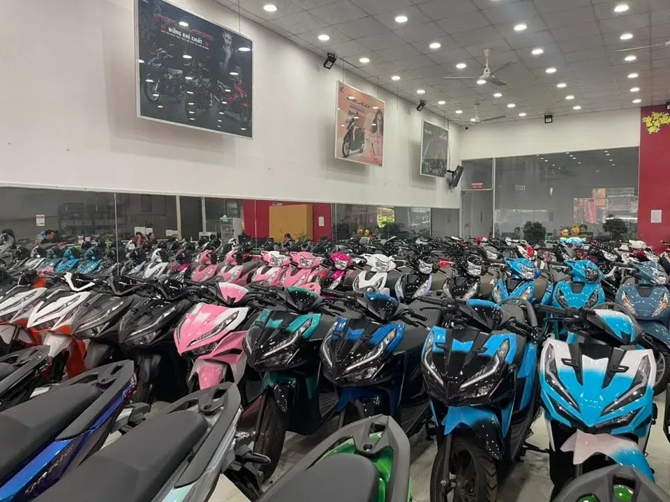 Dàn Honda Vario nhiều màu tại showroom Thuận An — Luân Thành Công Bình Dương