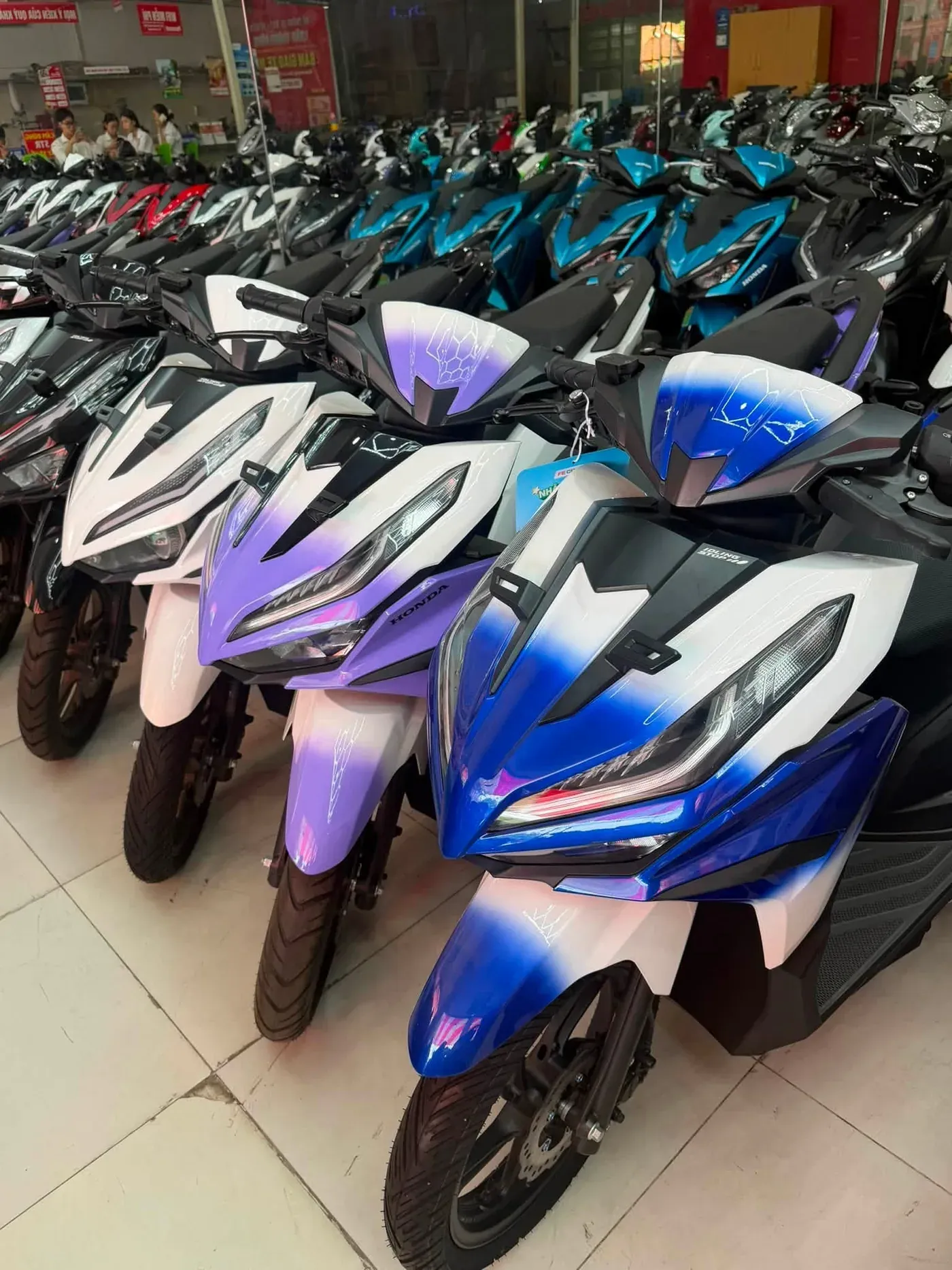 Dàn Honda Vario lên màu nhiều kiểu tại showroom Luân Thành Công