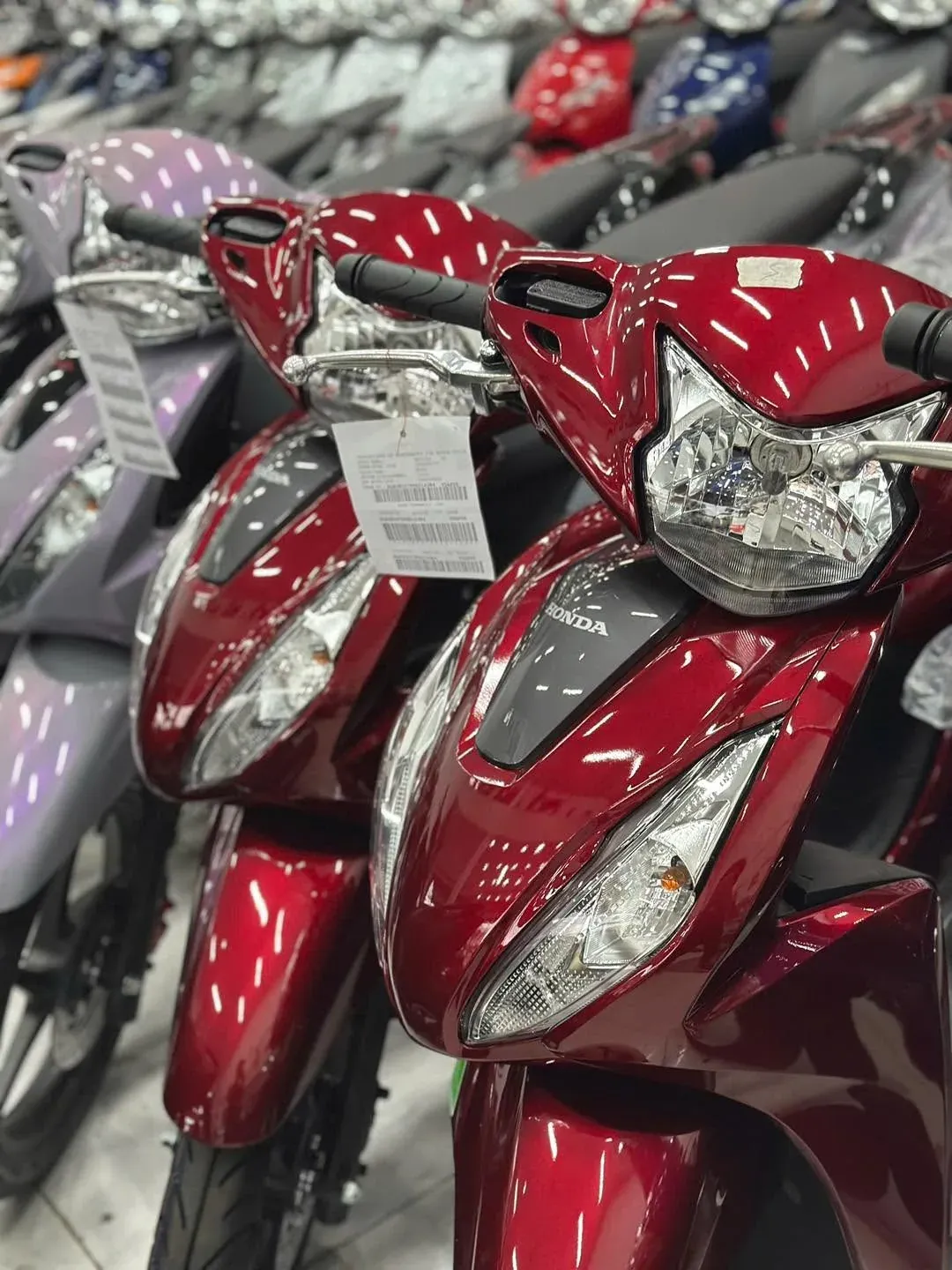 Hàng Honda Vision màu đỏ trưng bày tại showroom Luân Thành Công Thuận Giao