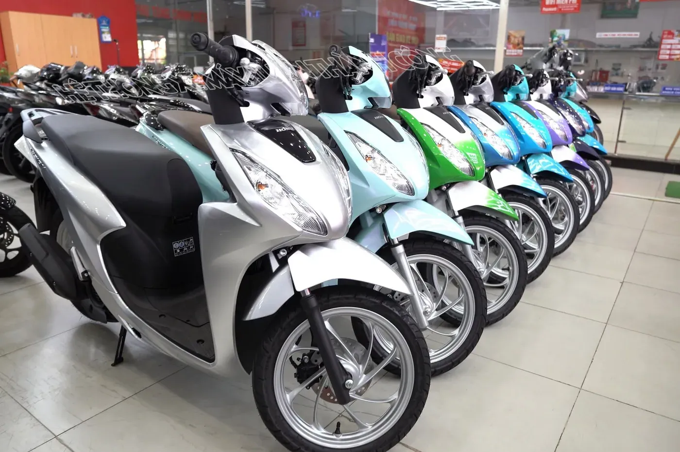 Dàn Honda Vision nhiều màu trưng bày tại showroom Luân Thành Công Thuận An