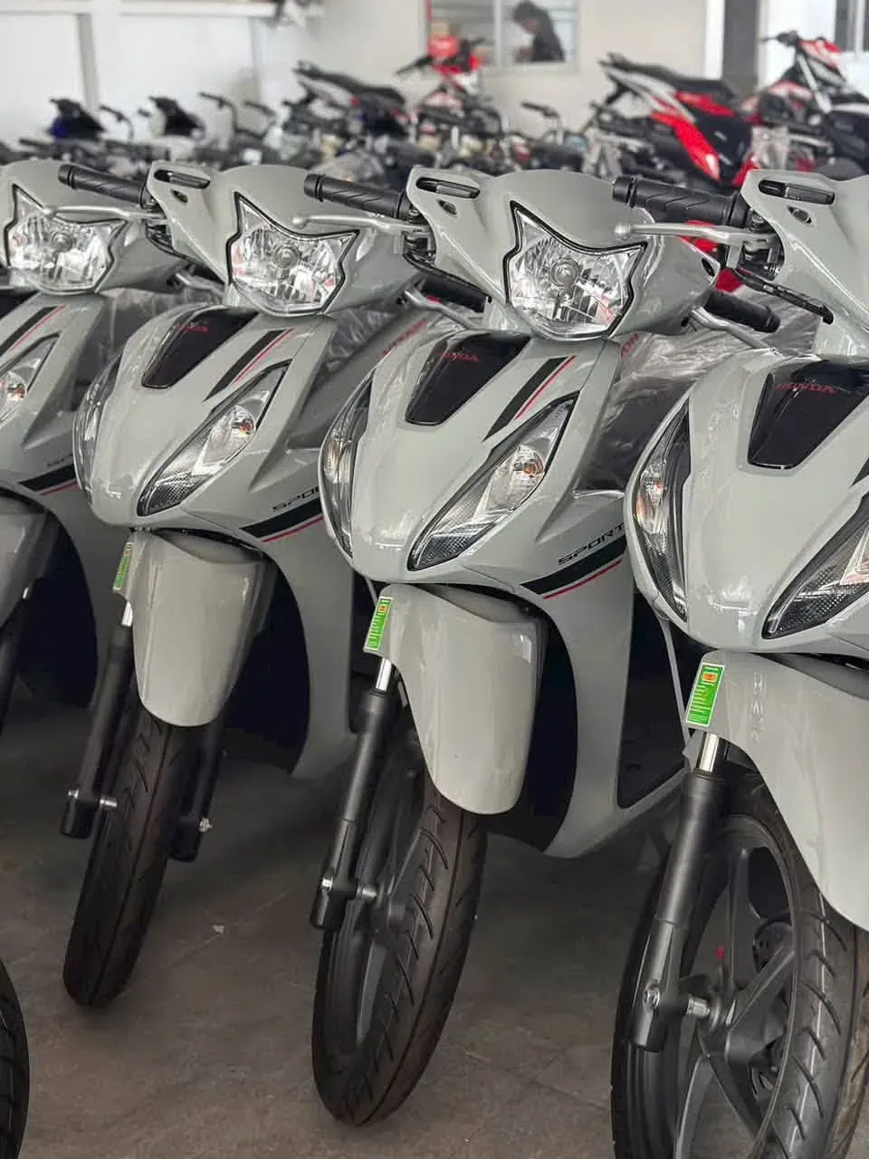 Dàn Honda Vision màu xám tại showroom Luân Thành Công Thuận An
