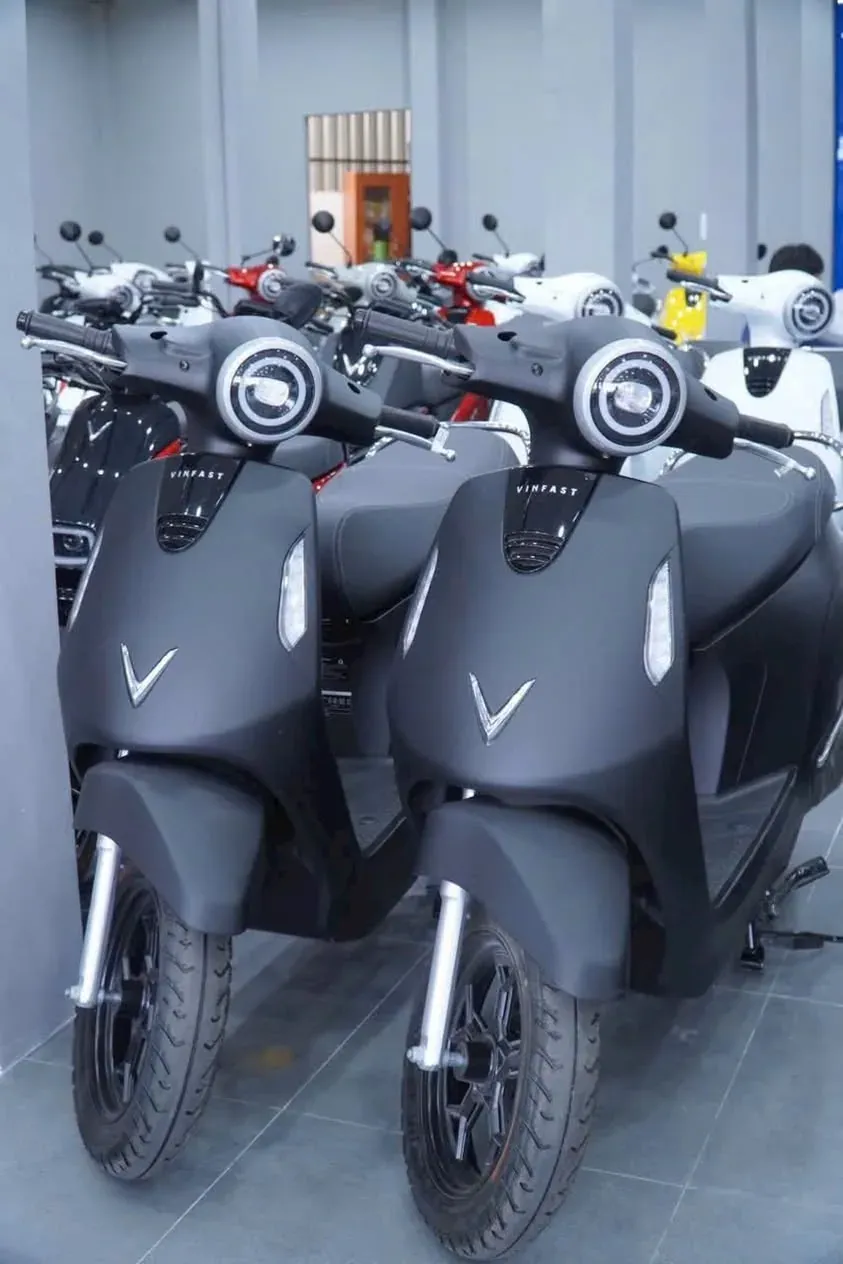 Dàn VinFast Evo Grand Lite xám tại showroom Luân Thành Công Thuận Giao Bình Dương