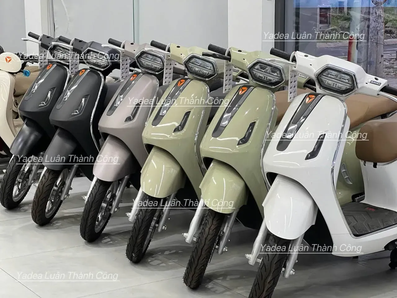 Dàn xe điện Yadea màu be và xanh rêu tại showroom Luân Thành Công Bình Dương