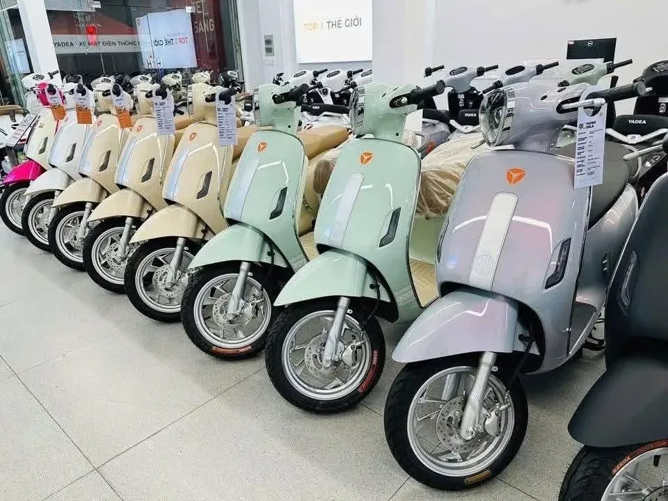 Dàn xe điện Yadea màu pastel tại showroom Luân Thành Công Thuận An Bình Dương