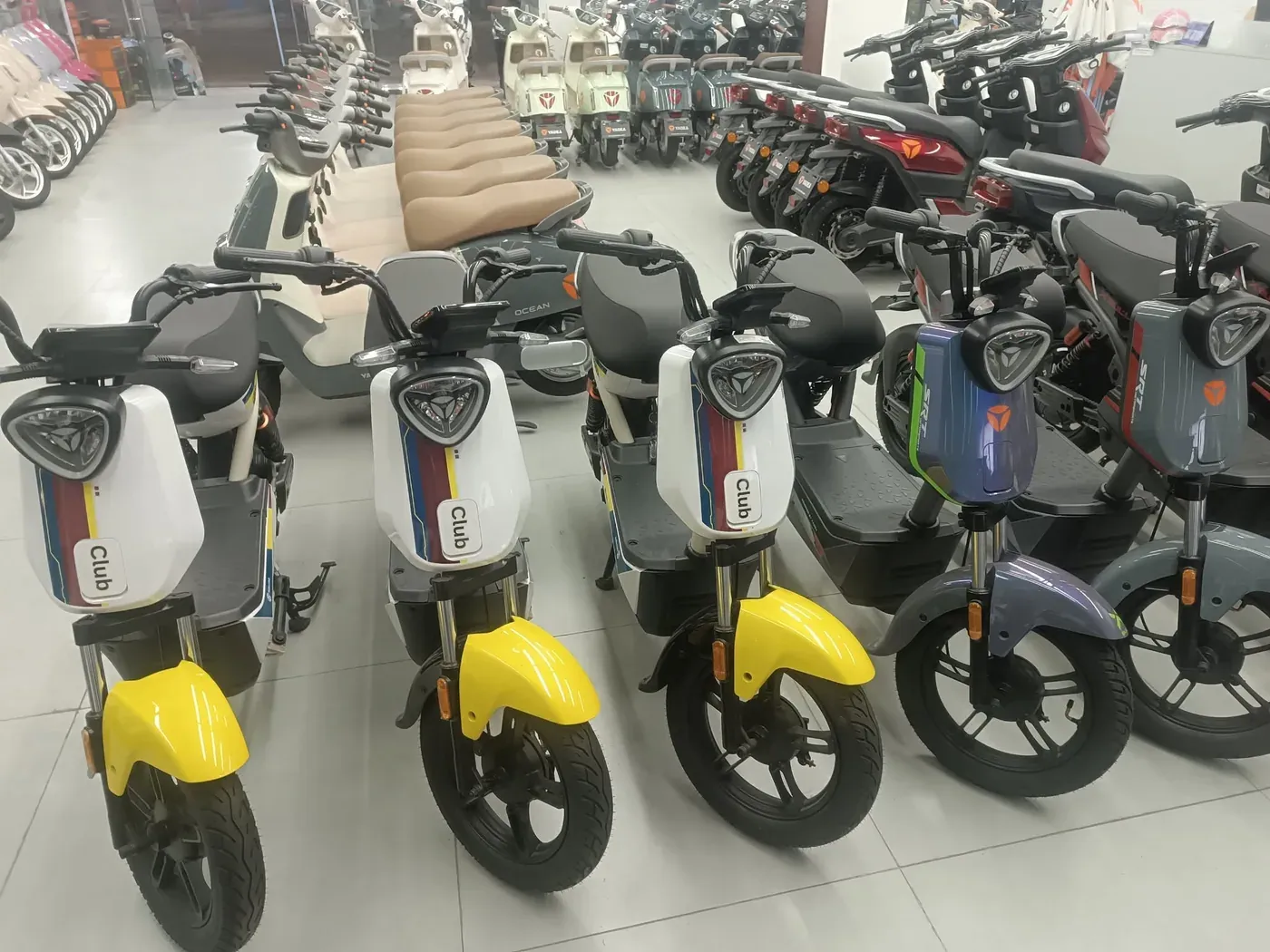 Dàn xe điện Yadea vàng và trắng tại showroom Luân Thành Công Thuận An
