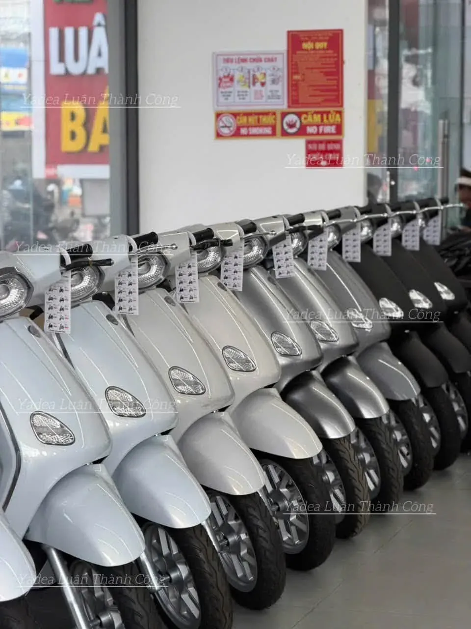 Dàn xe điện Yadea xám bạc tại showroom Luân Thành Công Thủ Khoa Huân Thuận An
