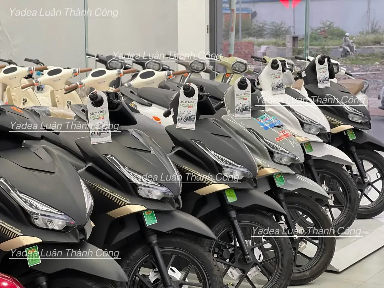 Dàn xe máy điện Yadea tại showroom Luân Thành Công Thuận An Bình Dương