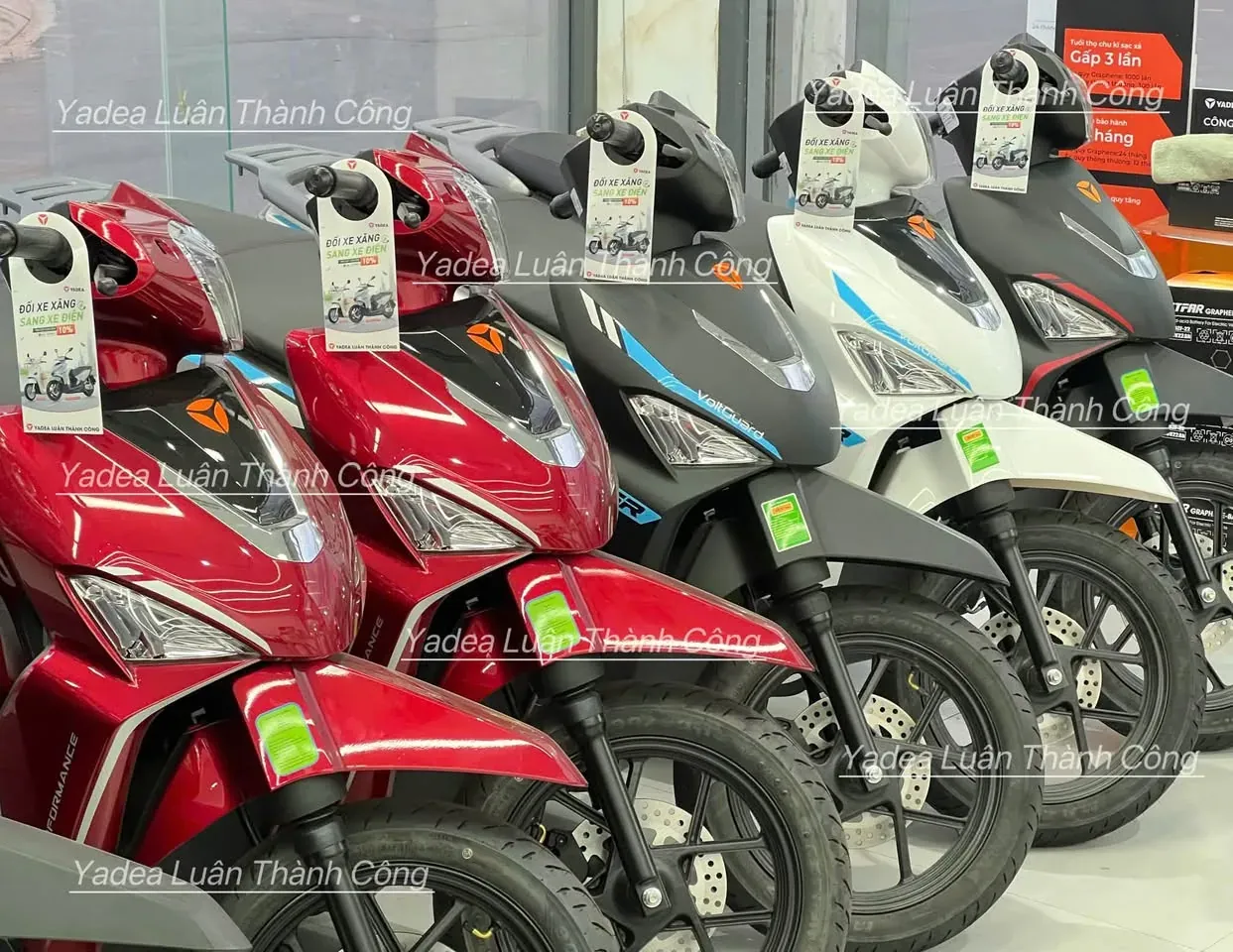Dàn xe máy điện Yadea đỏ và xanh tại showroom Luân Thành Công Thuận Giao Thuận An