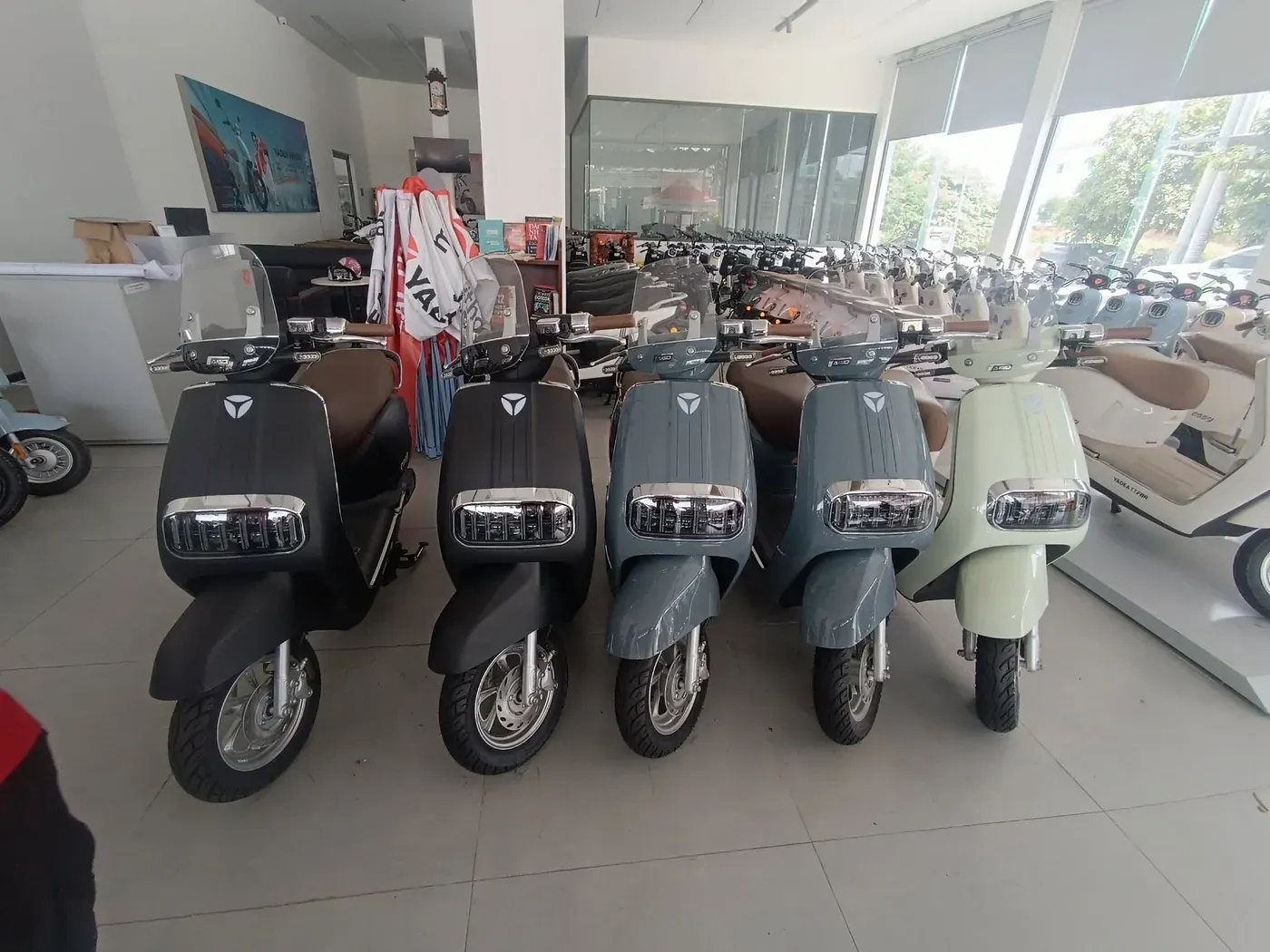 Dàn xe máy điện Yadea màu xám tại showroom Luân Thành Công Thuận An