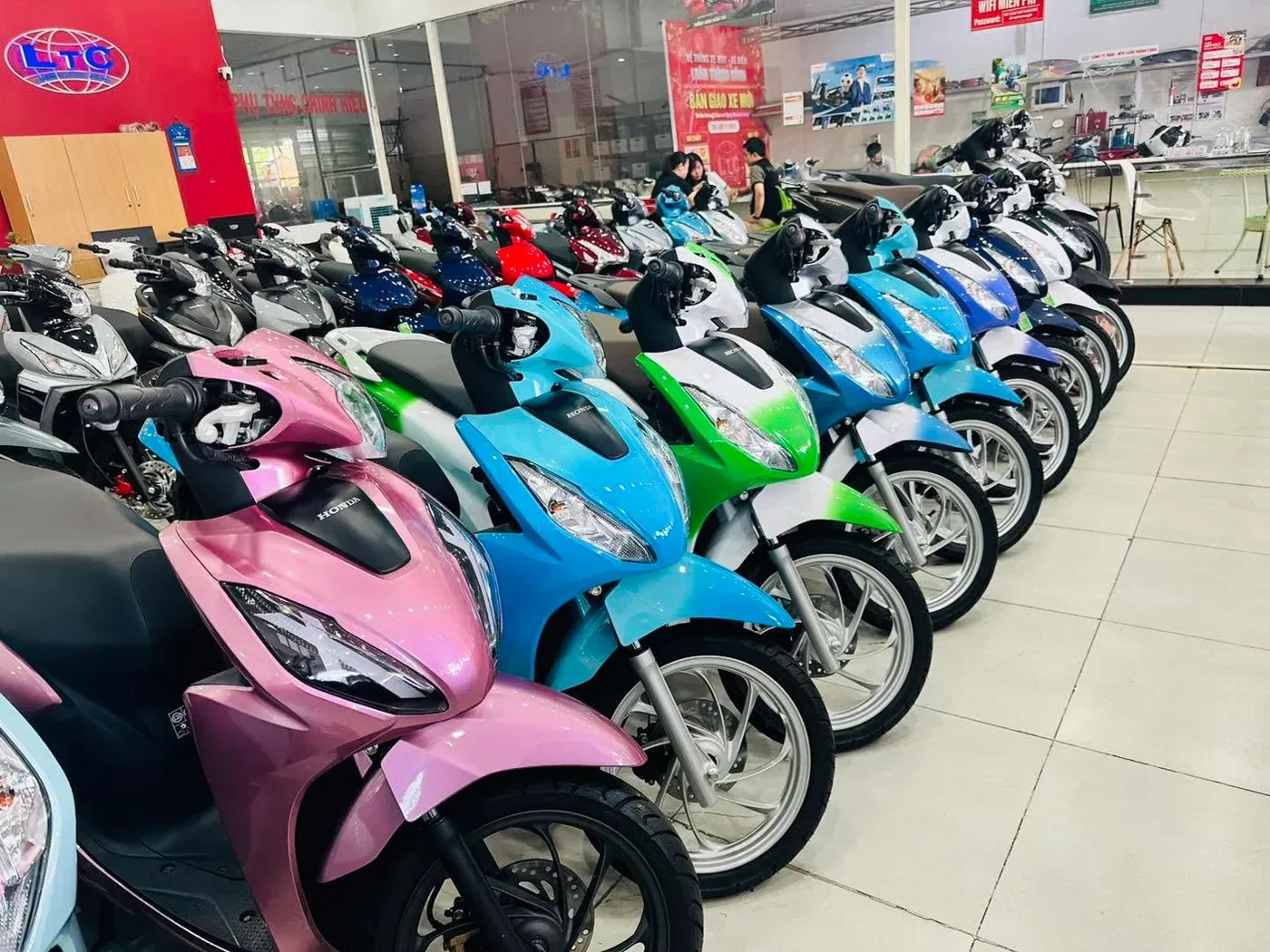 Dàn xe tay ga Honda nhiều màu tại showroom Luân Thành Công Thuận Giao Bình Dương