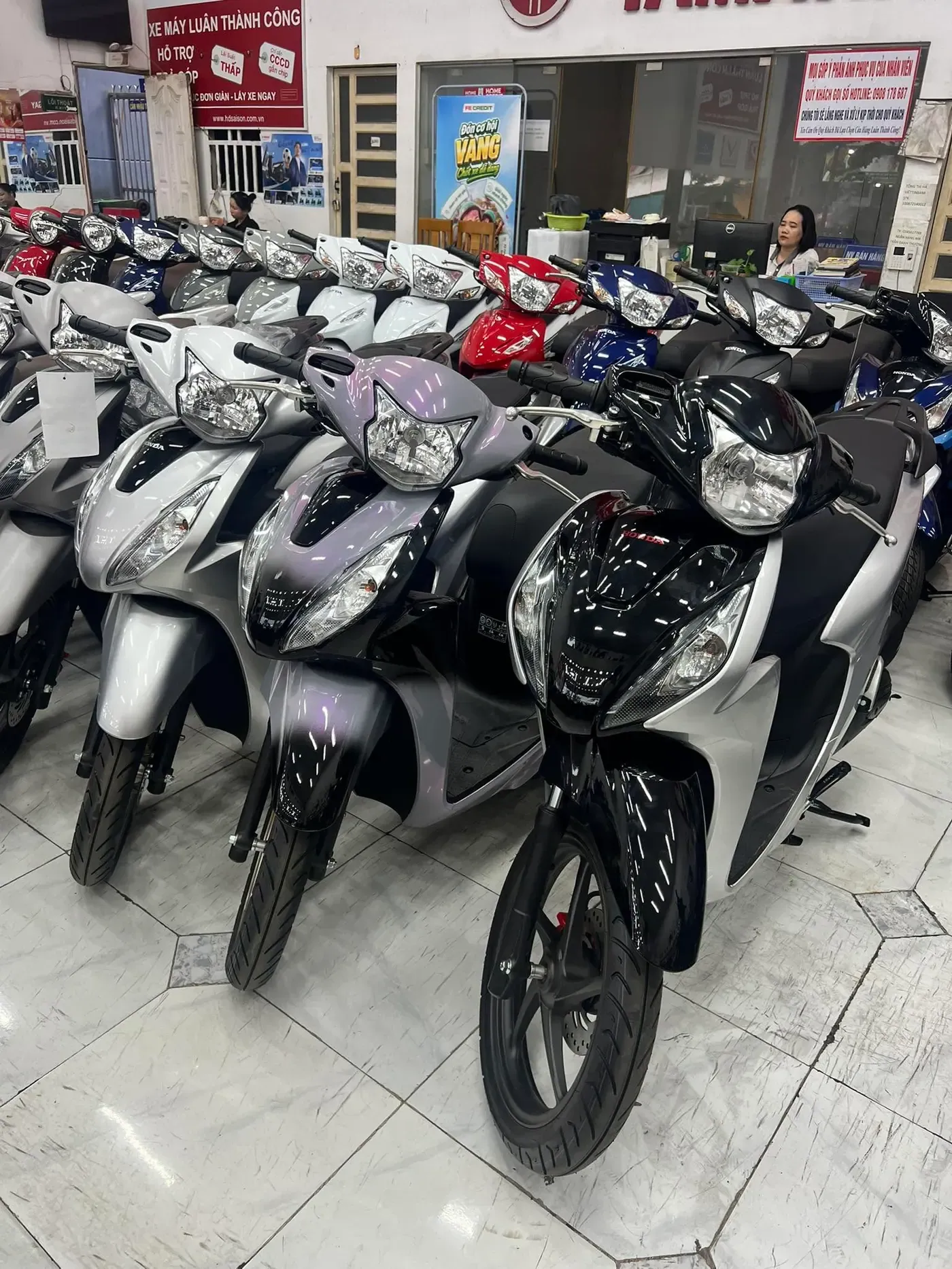Dàn xe tay ga Honda bên trong showroom Luân Thành Công CN1 đường 22/12