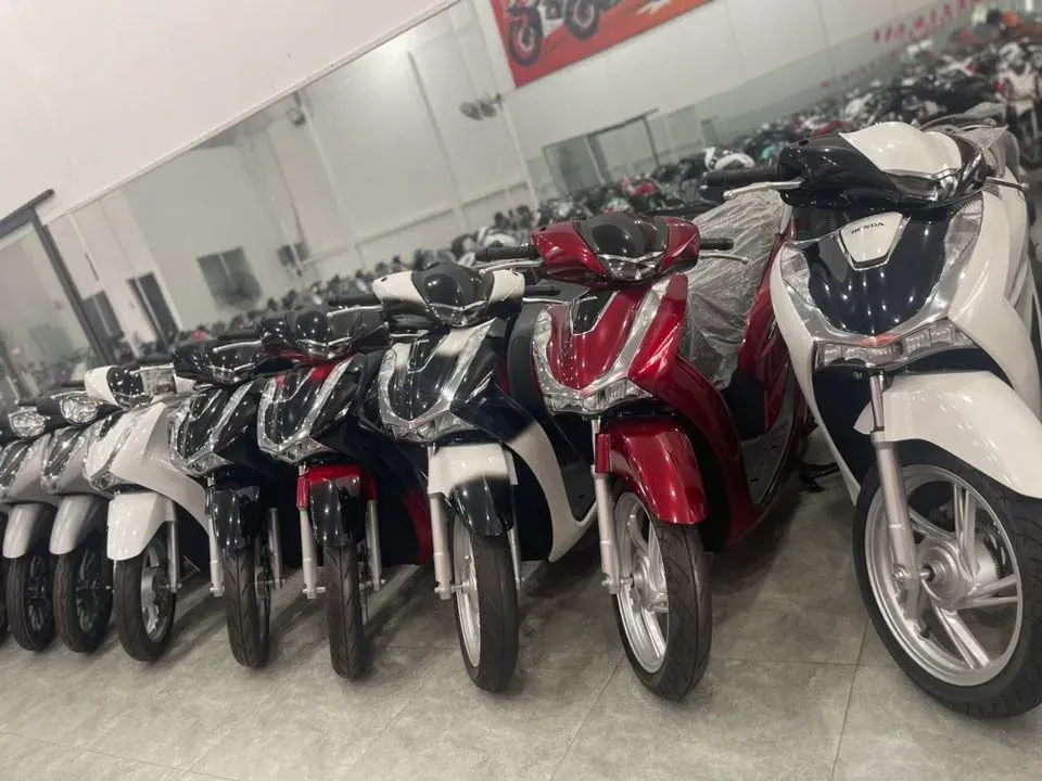 Hàng Honda SH Mode và Lead tại showroom Luân Thành Công