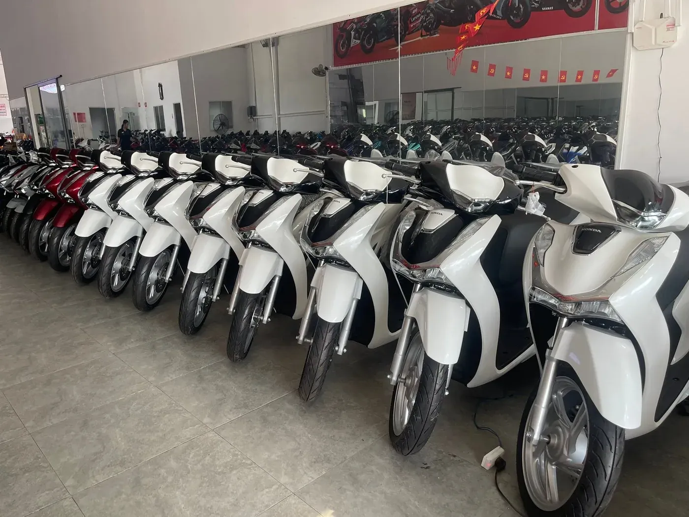 Hàng Honda SH trắng tại showroom Luân Thành Công Bình Dương