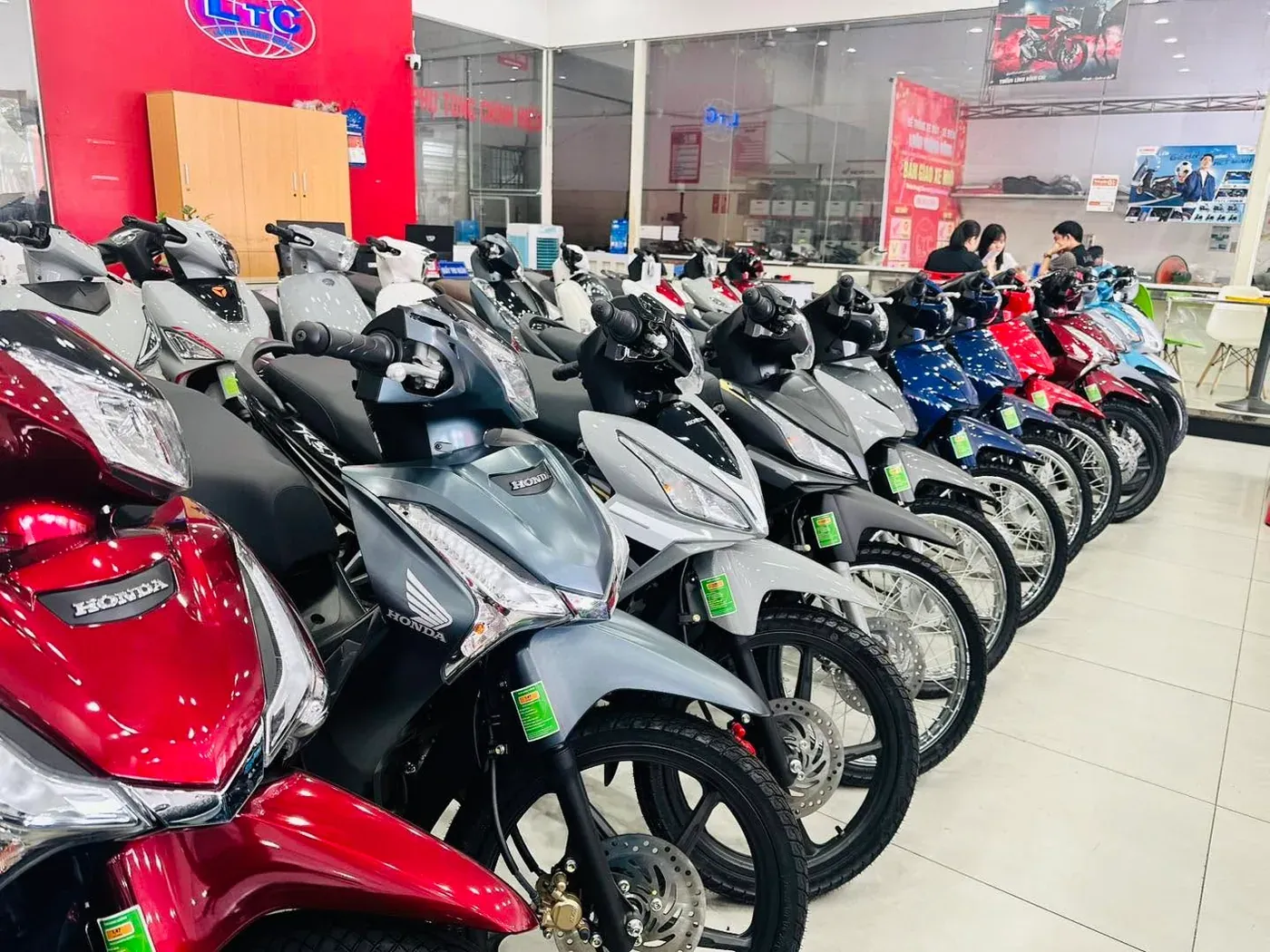 Hàng xe Honda Air Blade và các dòng tay ga trưng bày tại showroom Luân Thành Công Bình Dương