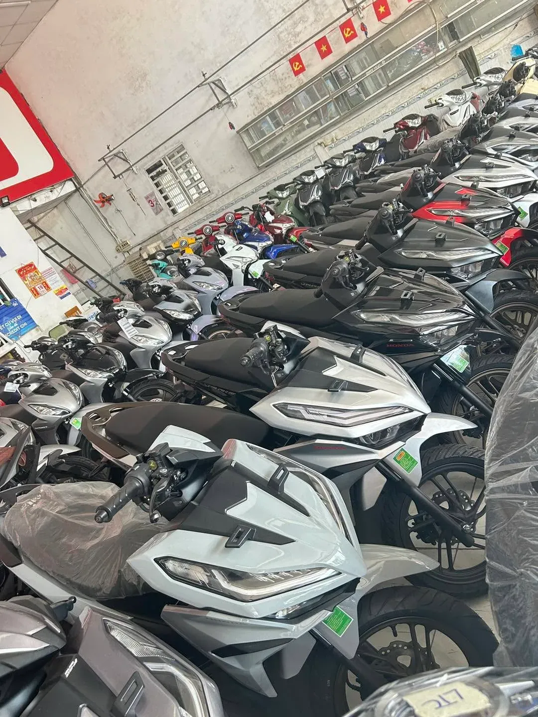 Hàng xe tay ga Honda tại showroom Luân Thành Công đường Thủ Khoa Huân Thuận An