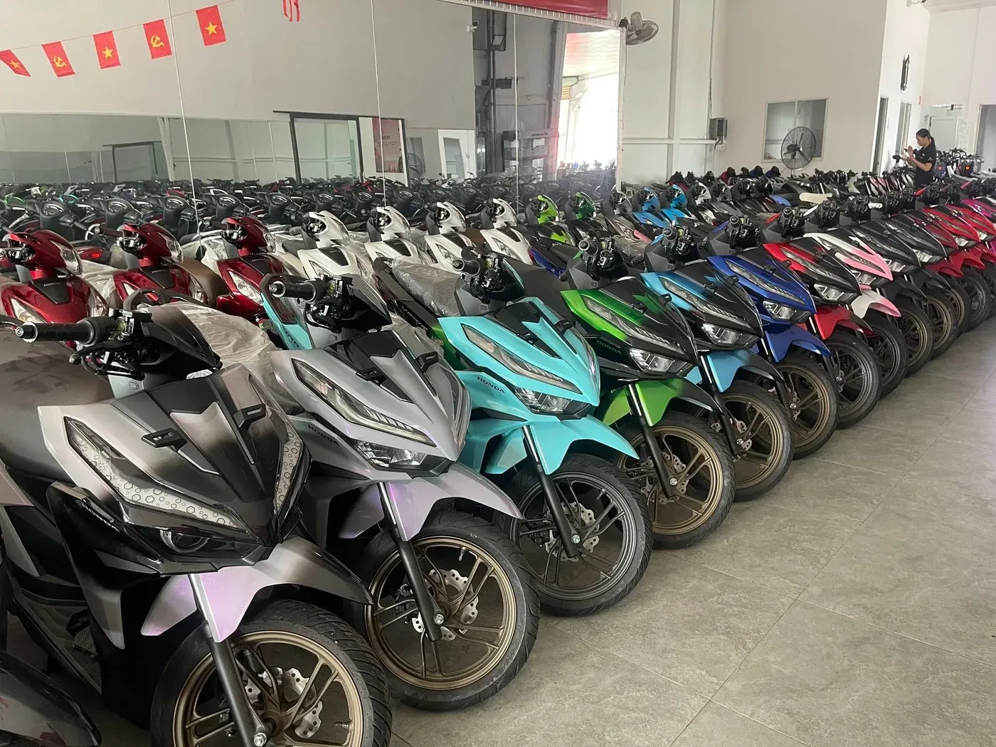Hàng xe tay ga nhiều màu tại showroom Luân Thành Công Thuận An dịp cuối năm
