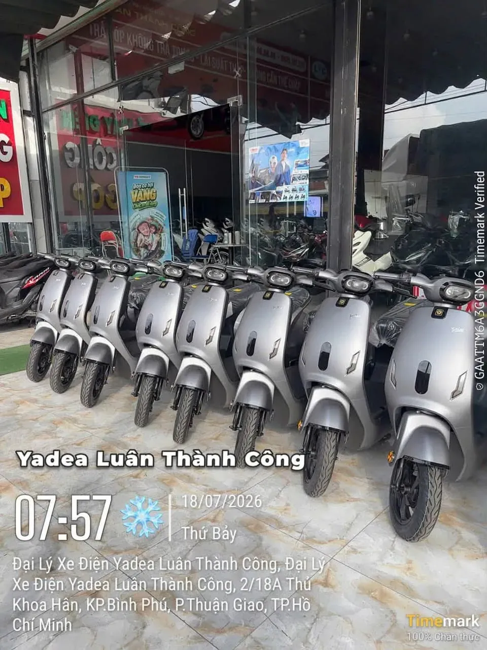 Hàng xe điện Yadea iCandy màu xám trước showroom Luân Thành Công Thủ Khoa Huân Thuận An
