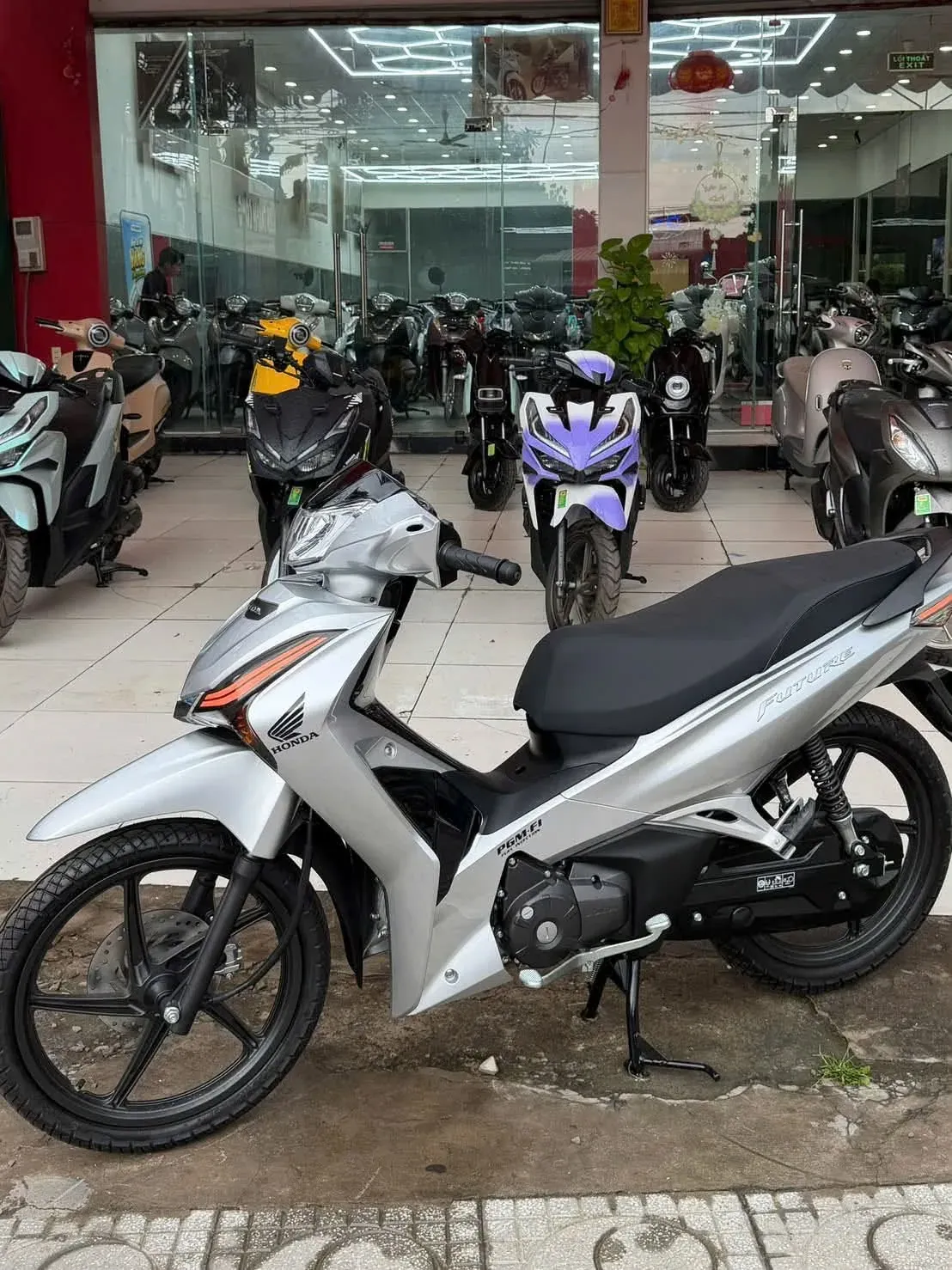 Honda Future 125 màu bạc tại showroom Luân Thành Công Bình Dương