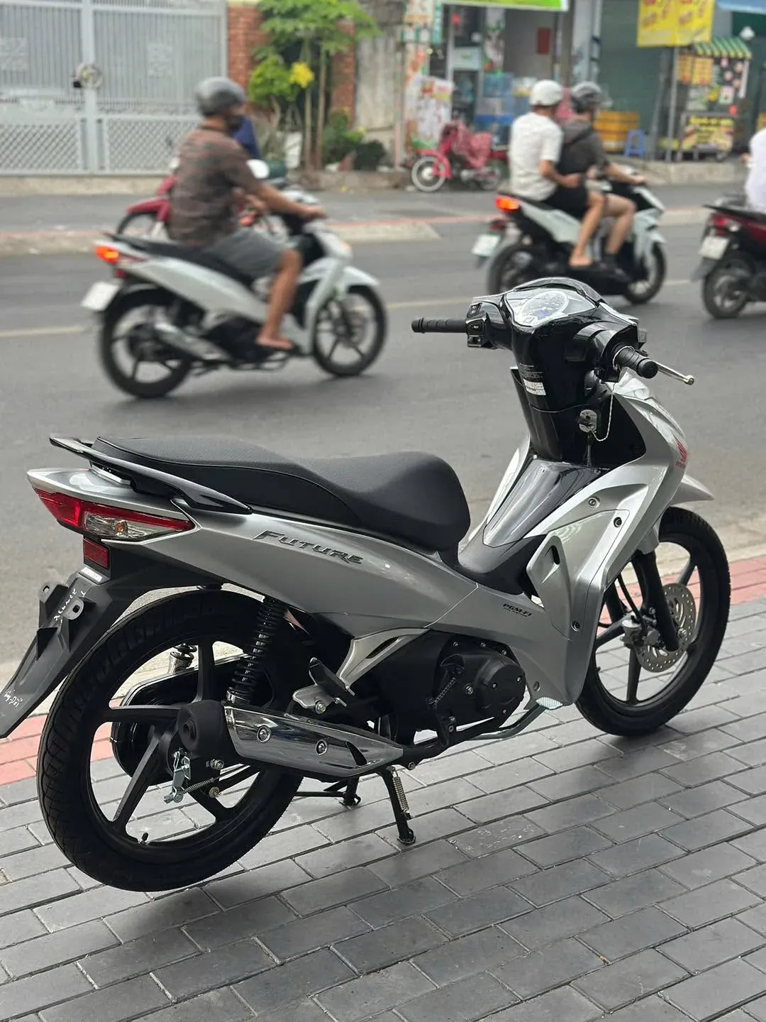 Honda Future 125 bạc toàn thân tại Luân Thành Công Thuận Giao Bình Dương