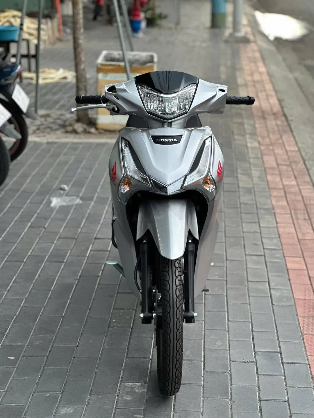Đầu xe Honda Future 125 bạc tại Luân Thành Công Thủ Khoa Huân