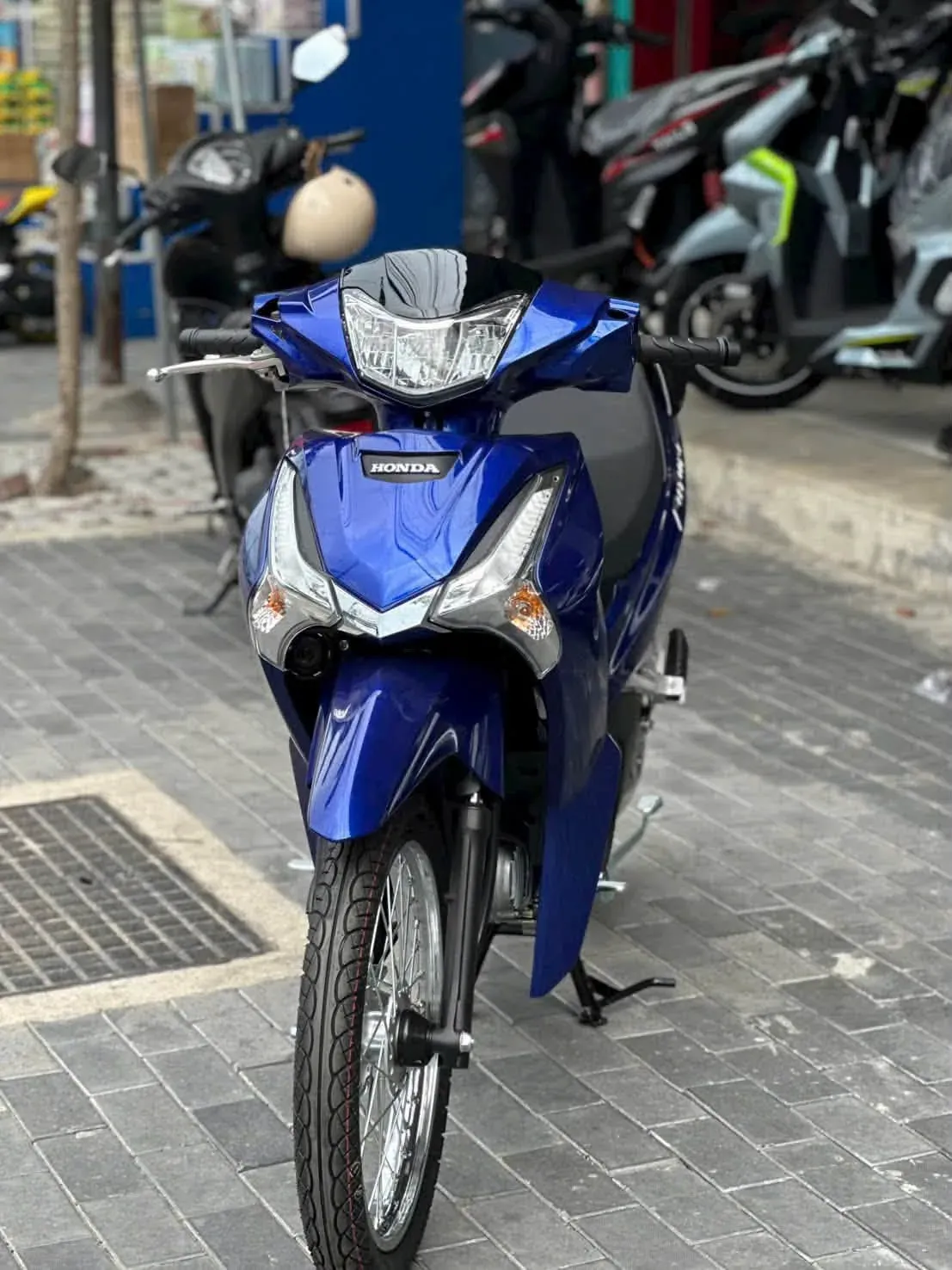 Honda Future 125 nhìn trực diện đầu xe tại Luân Thành Công Thuận Giao
