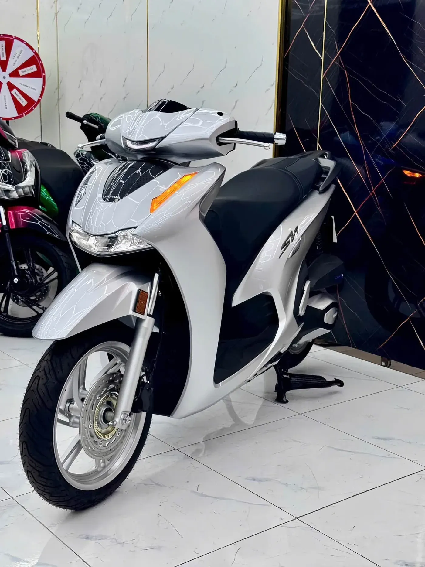 Honda SH màu bạc toàn thân tại showroom Luân Thành Công Bình Dương