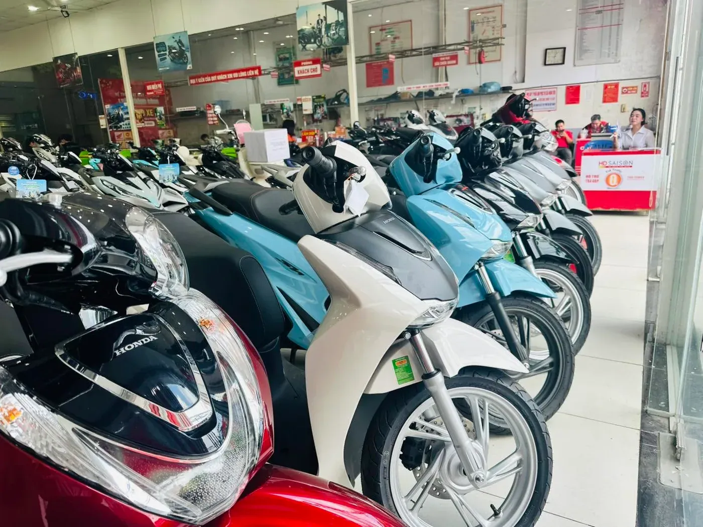 Honda SH và Lead trưng bày tại showroom Luân Thành Công Thuận An Bình Dương