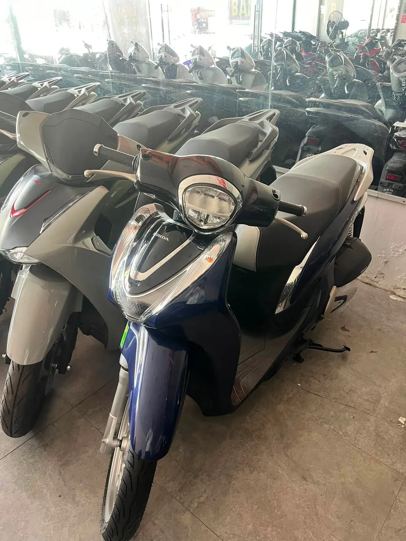 Honda SH Mode xám đen nhìn trực diện tại Luân Thành Công Thuận Giao