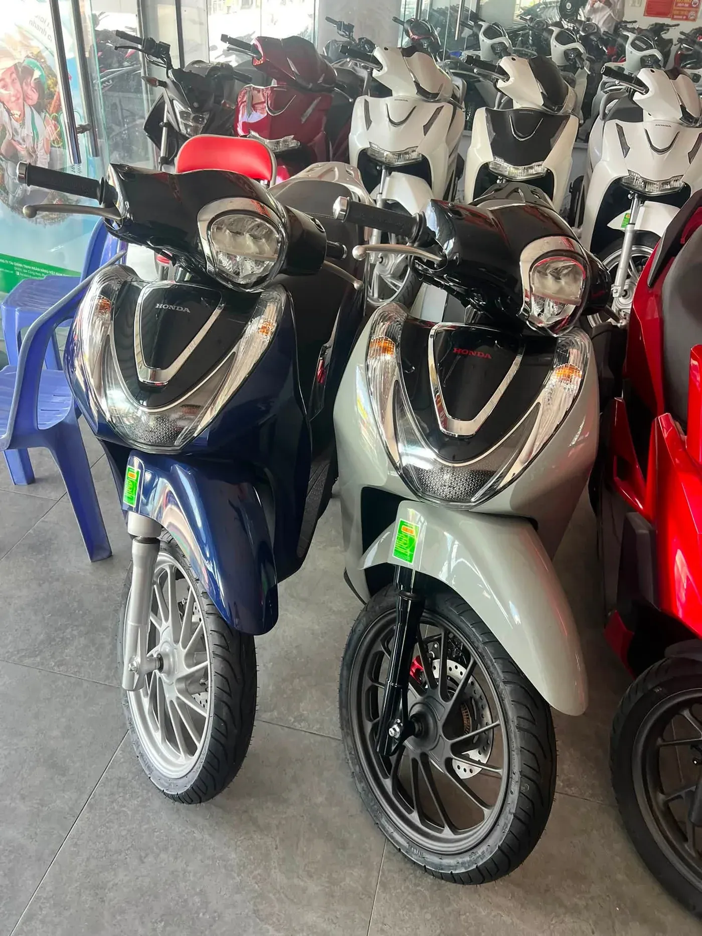 Honda SH Mode xanh xám tại showroom Luân Thành Công Bình Dương