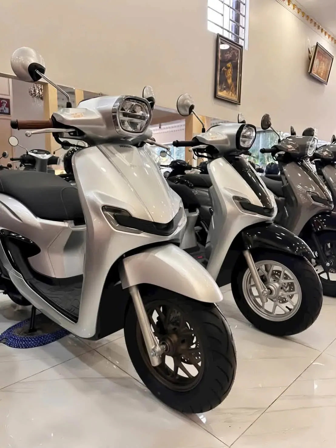 Honda Stylo 160 màu bạc tại showroom Luân Thành Công Bình Dương