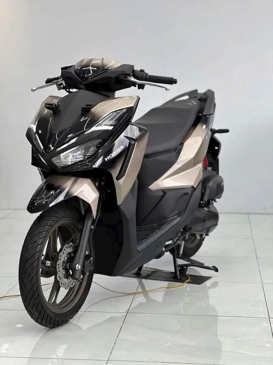 Honda Vario 160 đen vàng đồng tại Luân Thành Công Bình Dương