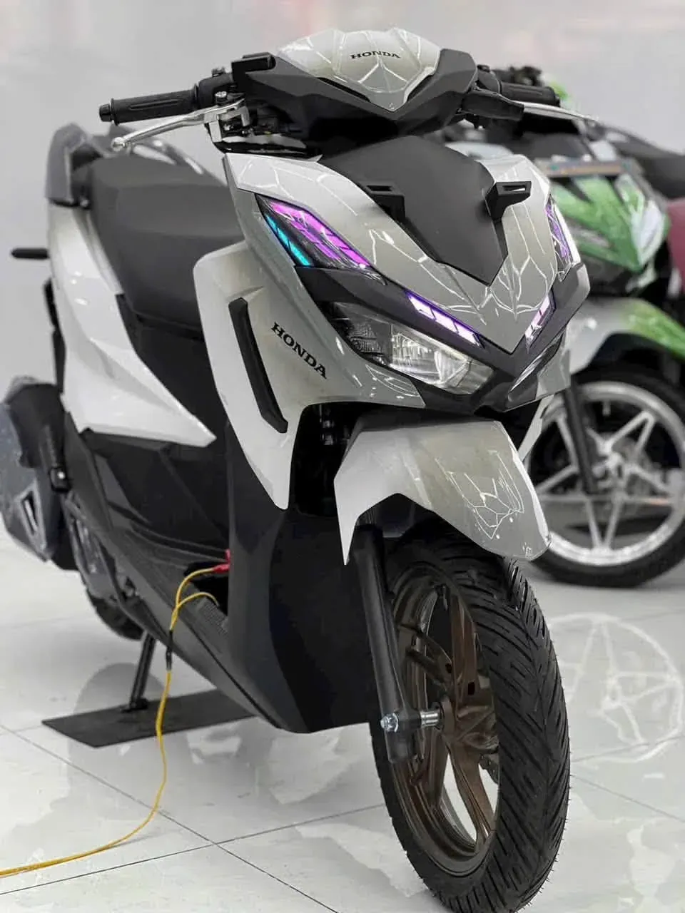 Honda Vario 160 trắng đen toàn thân tại showroom Luân Thành Công Thuận Giao Bình Dương