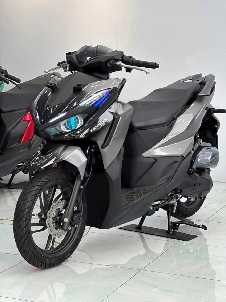 Honda Vario 160 xám đen tại showroom Luân Thành Công Thuận Giao