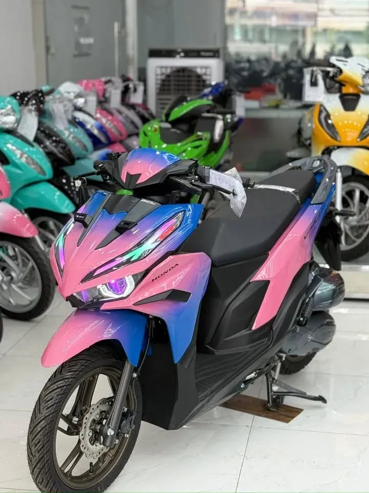 Honda Vario sơn hồng xanh theo yêu cầu tại showroom Luân Thành Công Bình Dương