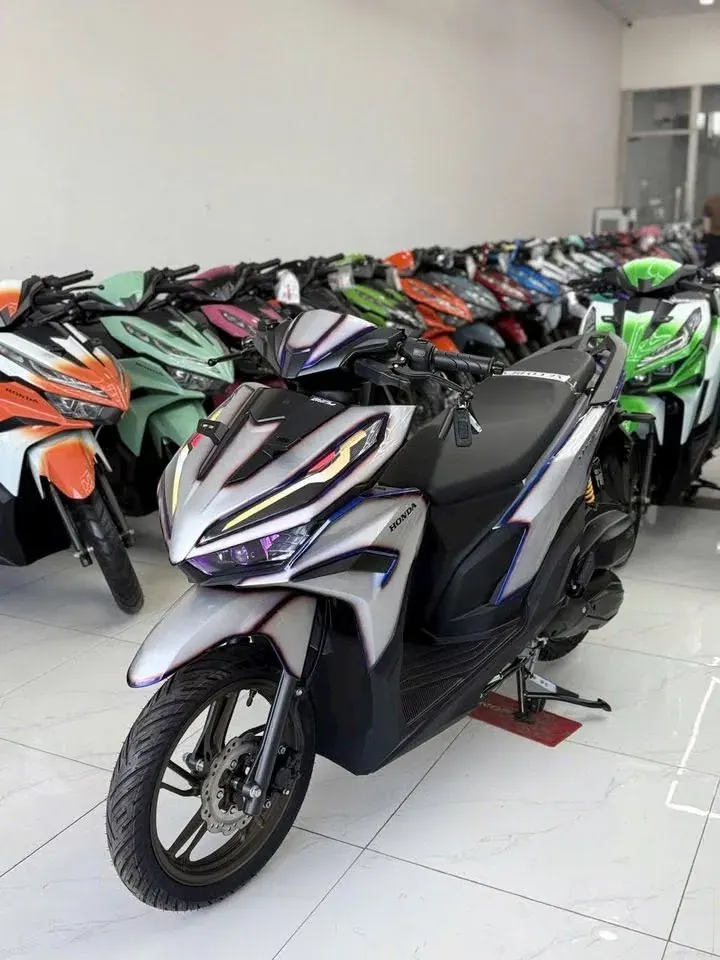 Honda Vario xám đen tại showroom Luân Thành Công Thuận An Bình Dương