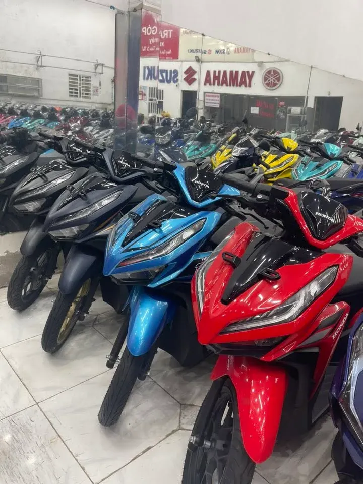 Honda Vario xanh đỏ tại showroom Luân Thành Công Thuận An