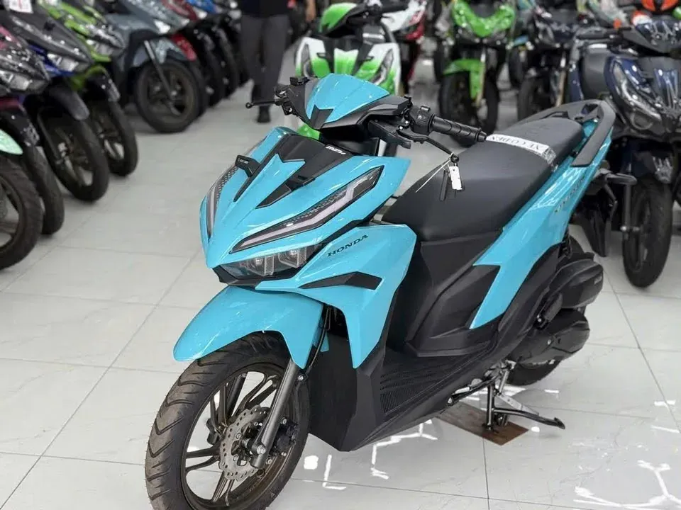 Honda Vario xanh ngọc tại showroom Luân Thành Công Thuận An