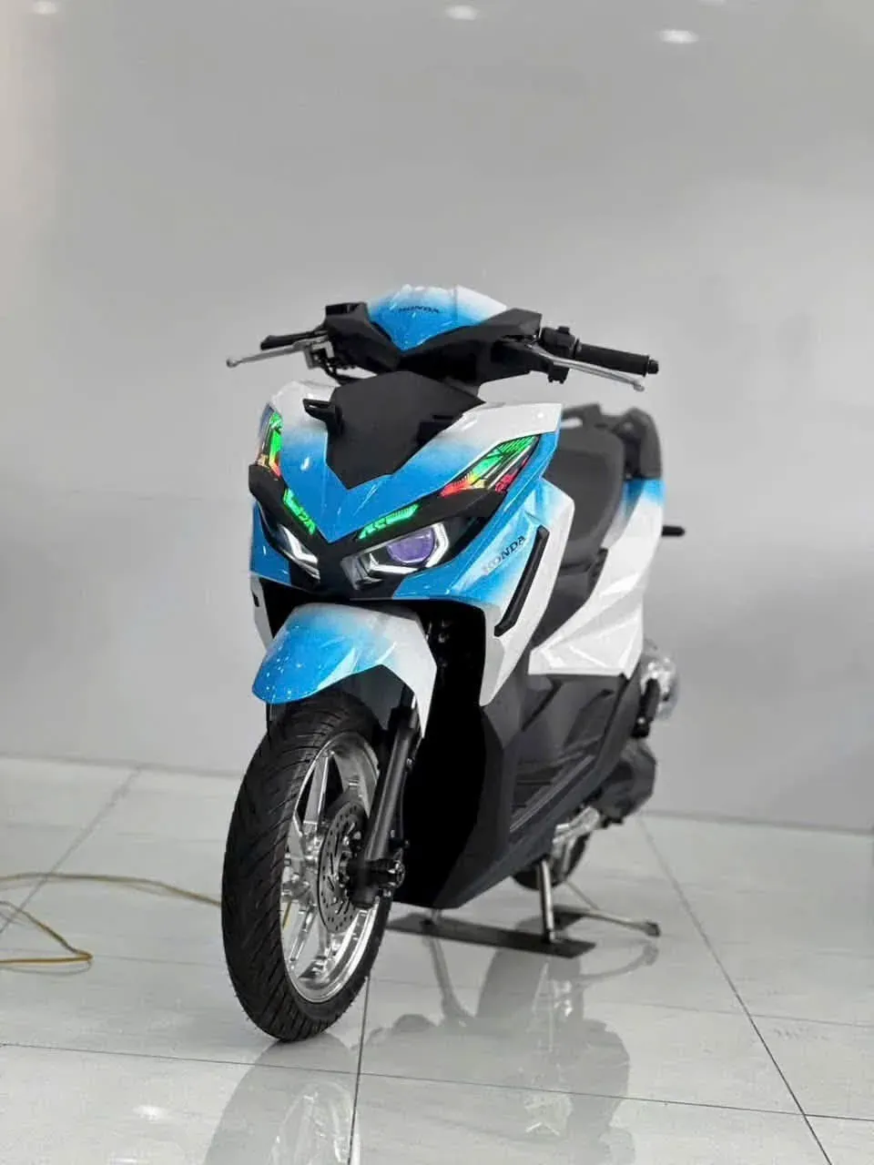 Honda Vario xanh trắng lên màu tại showroom Luân Thành Công Bình Dương
