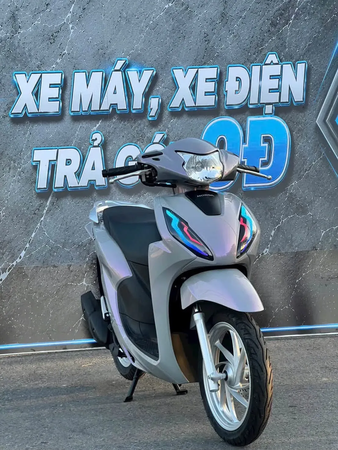 Honda Vision bạc trước banner trả góp 0đ tại showroom Luân Thành Công Thuận An