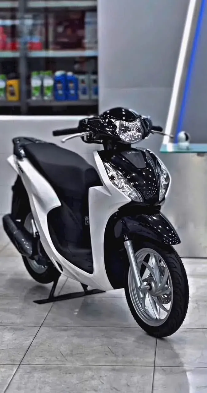 Kiểm tra ngoại hình xe Honda Vision mới tại showroom Luân Thành Công