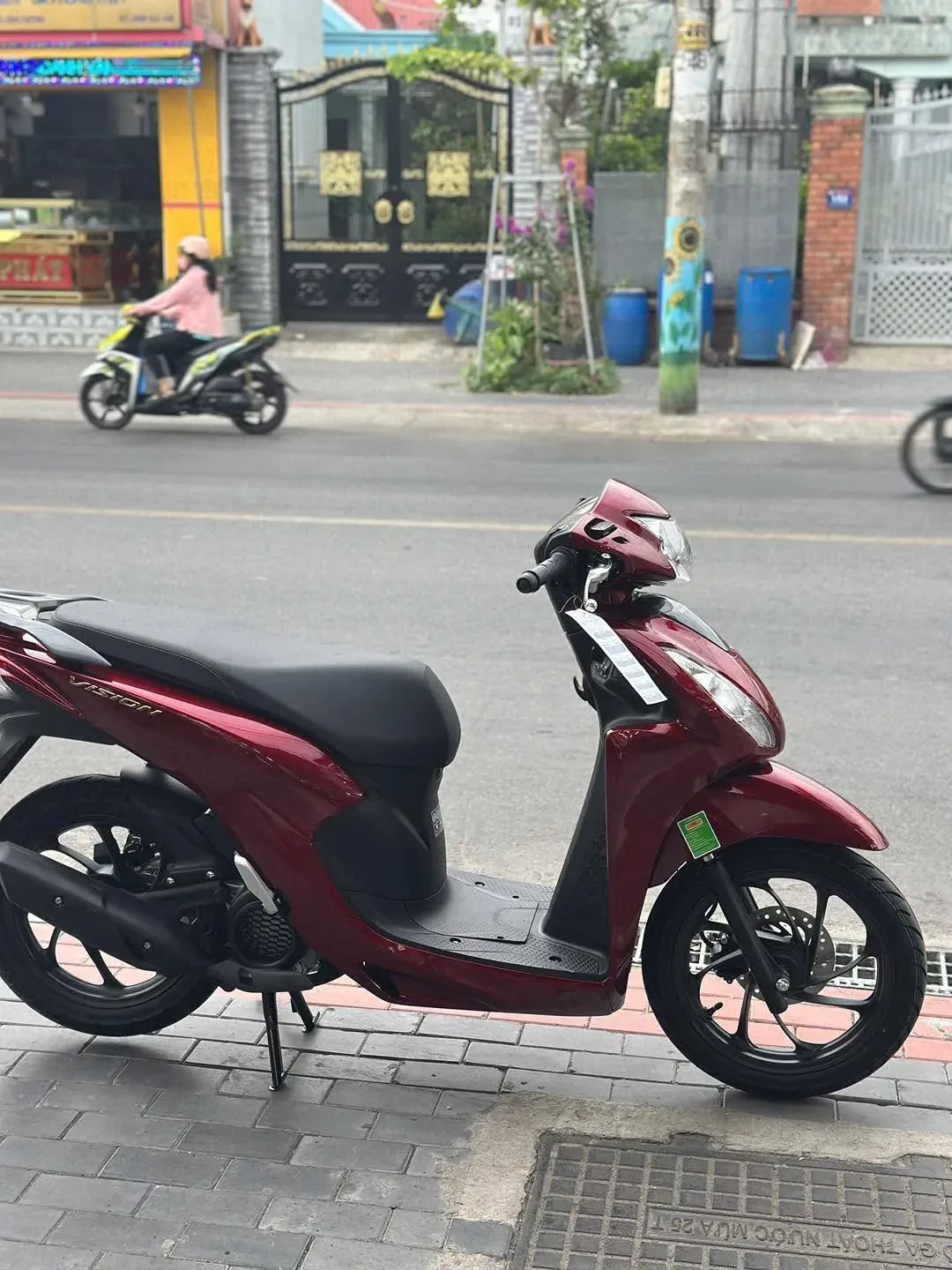 Honda Vision màu đỏ đô toàn thân tại showroom Luân Thành Công Thủ Khoa Huân