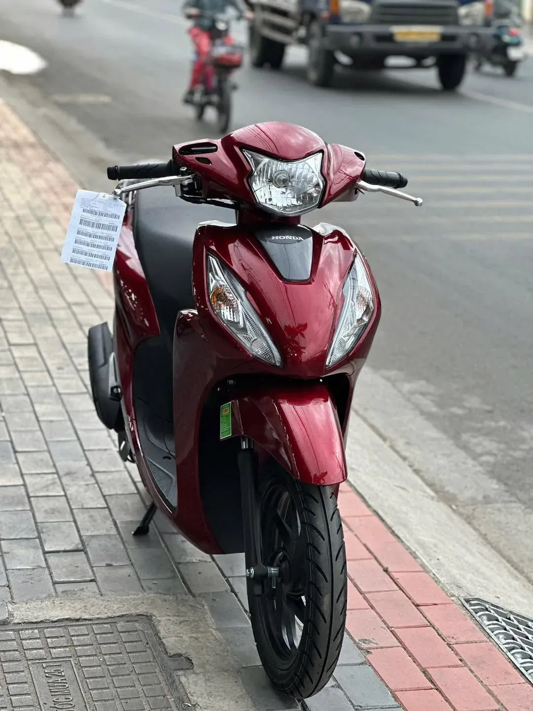 Đầu xe Honda Vision đỏ đô tại Luân Thành Công Thuận Giao Bình Dương