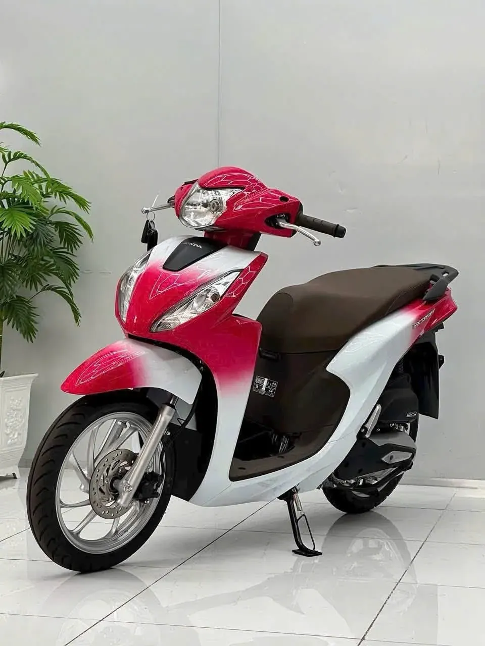 Honda Vision lên màu đỏ trắng tại showroom Luân Thành Công