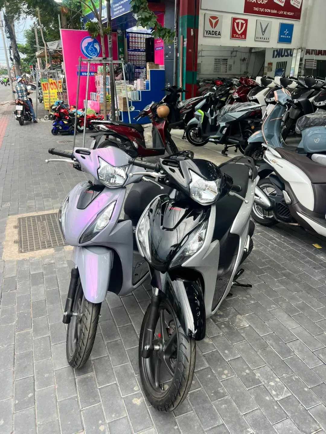 Honda Vision tím bóng trước cửa hàng Luân Thành Công đường 22/12 chuẩn bị giao về tỉnh