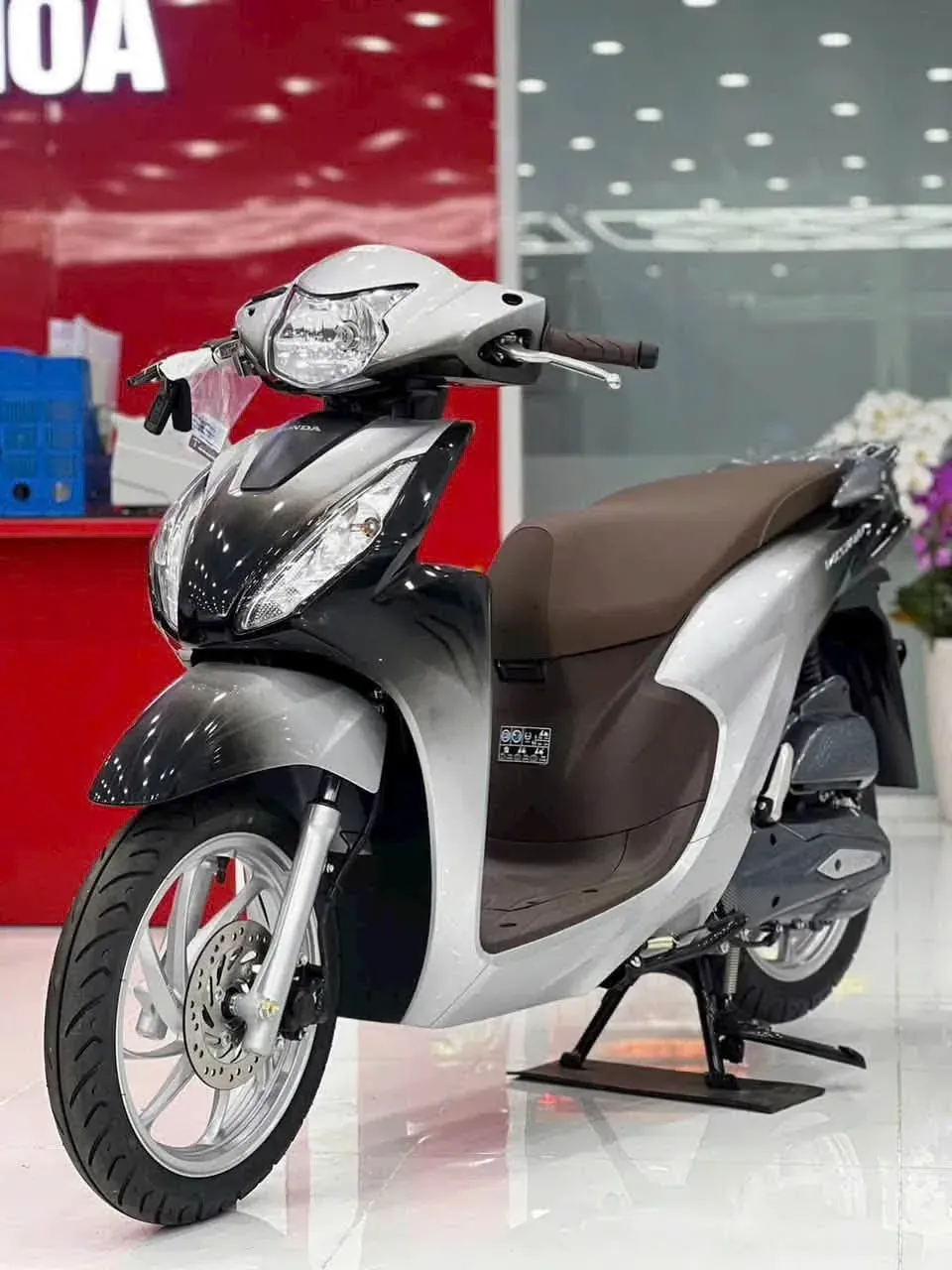 Honda Vision xám bạc tại showroom Luân Thành Công Thuận Giao