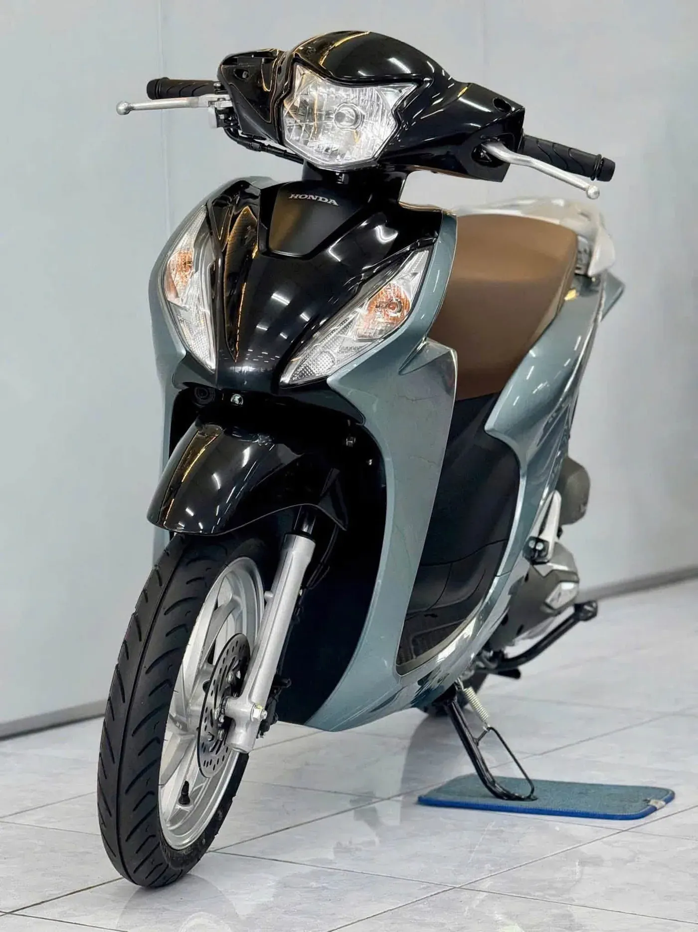 Honda Vision xanh bạc toàn thân tại Luân Thành Công Bình Dương